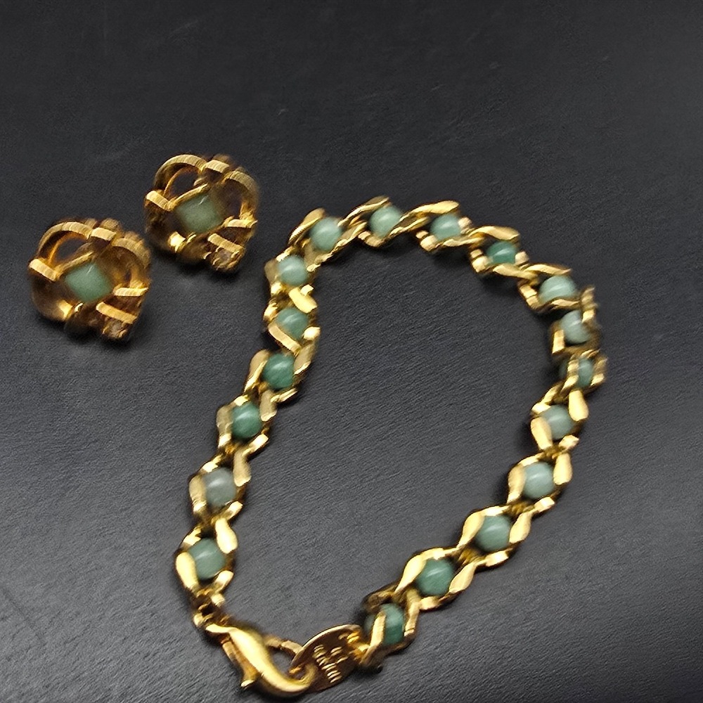 Avon Green Aventurine Bracelet Earrings Set Piered Gold Tone Vintage